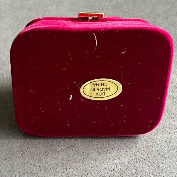 Adorable Red Velvet “Purse” Ring Box - Picture 3 of 8
